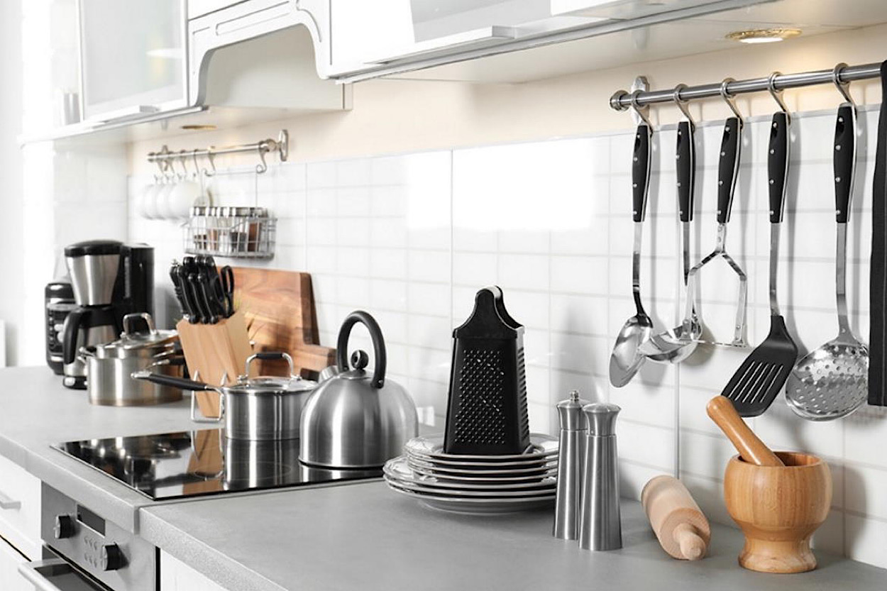 Top 12 kitchen equipment that your business needs today